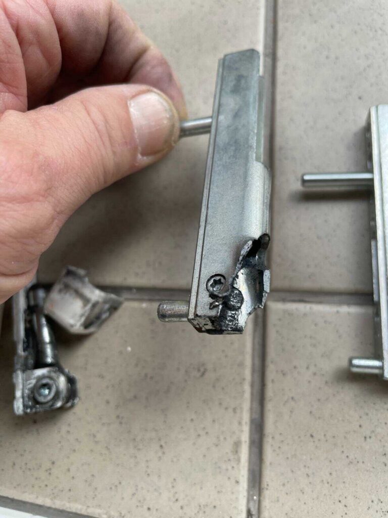 Poškození křídlového pantu detail