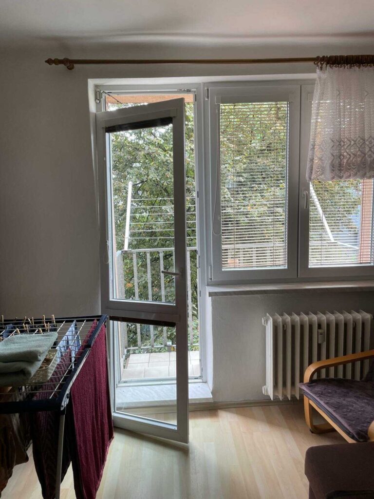 Prasklý pant u balkónových dveří
