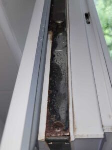 Klikou se těžce otáčí a vrže, nebo skřípe