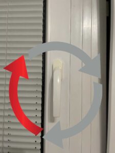 Nejčastější poruchy oken. Když se klika protáčí, nebo přeskakuje