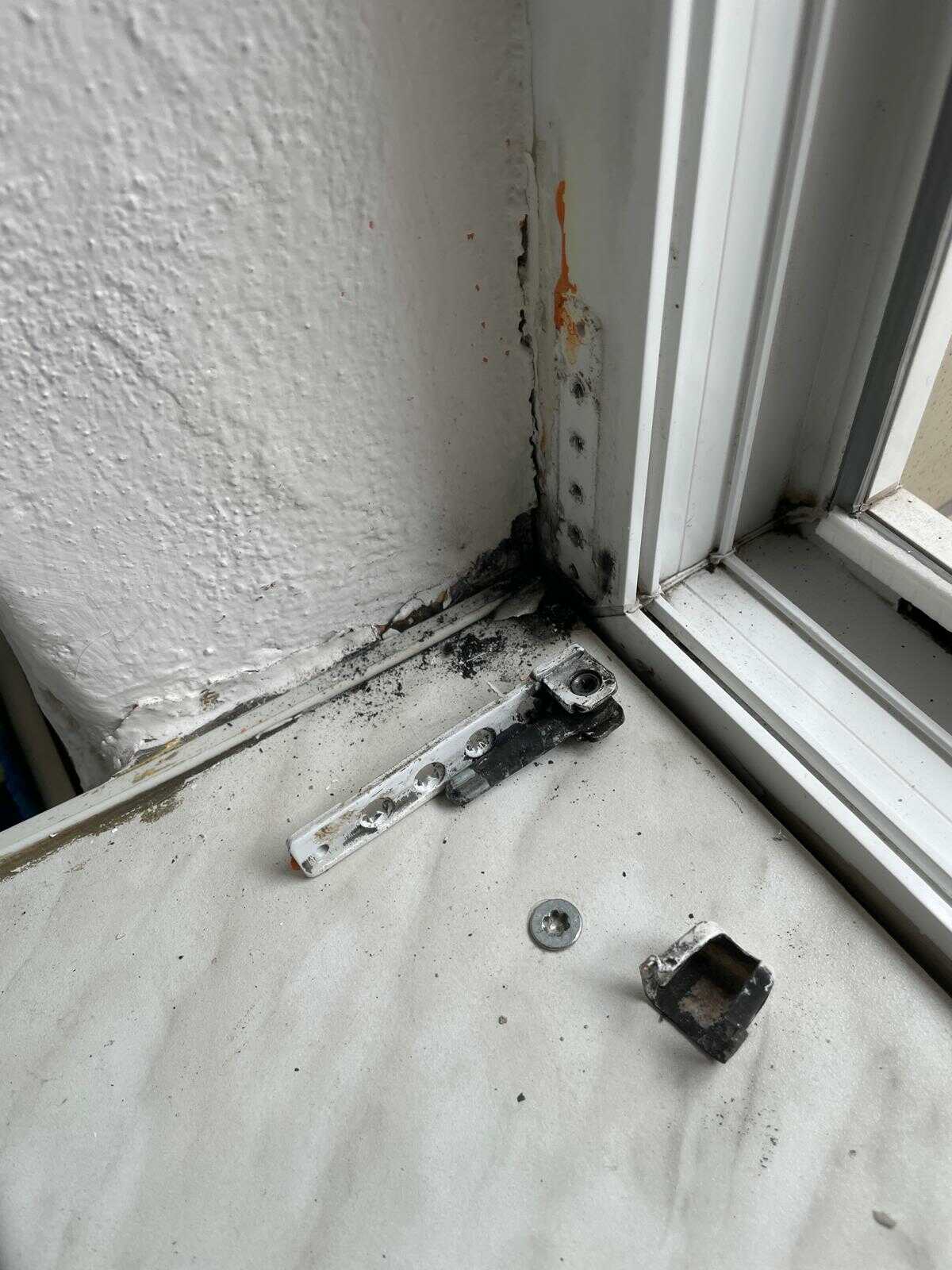Detail rámového dílu pantu před opravou - výměnou Ostrava