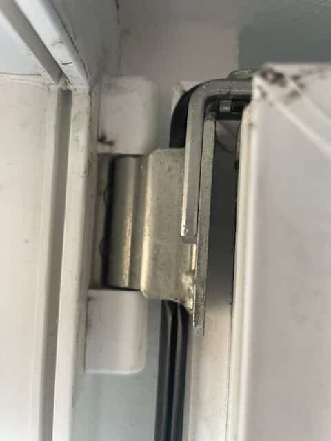 Postup výměny těsnění č.2 - detail pod závěsem