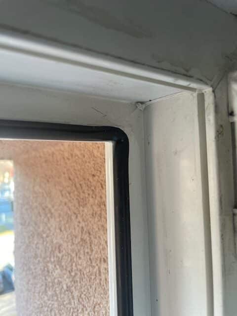 Postup výměny těsnění č.3 - detail rohu rámu