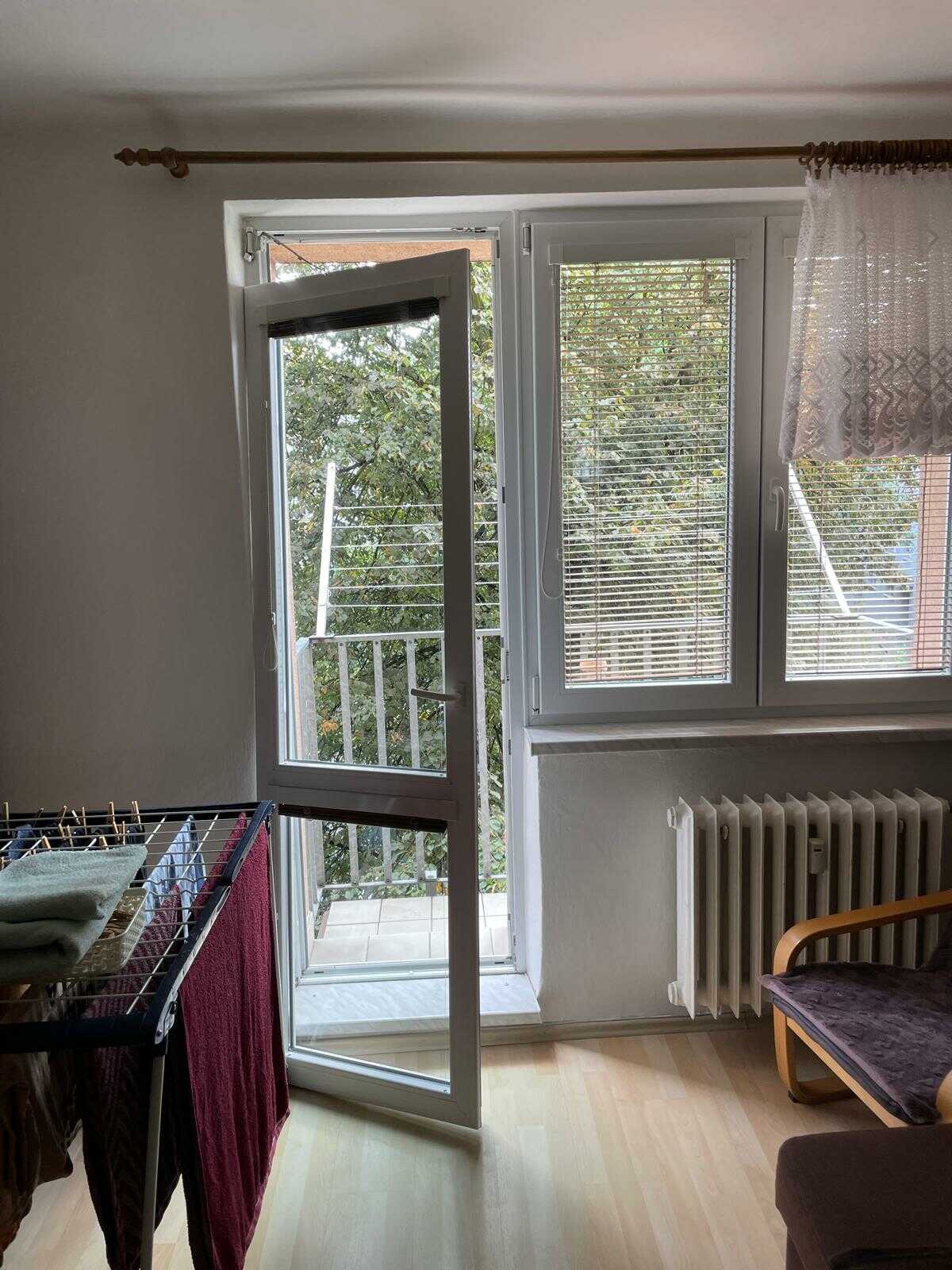 Upadnuté balkonové dveře po ulomení spodního pantu Ostrava