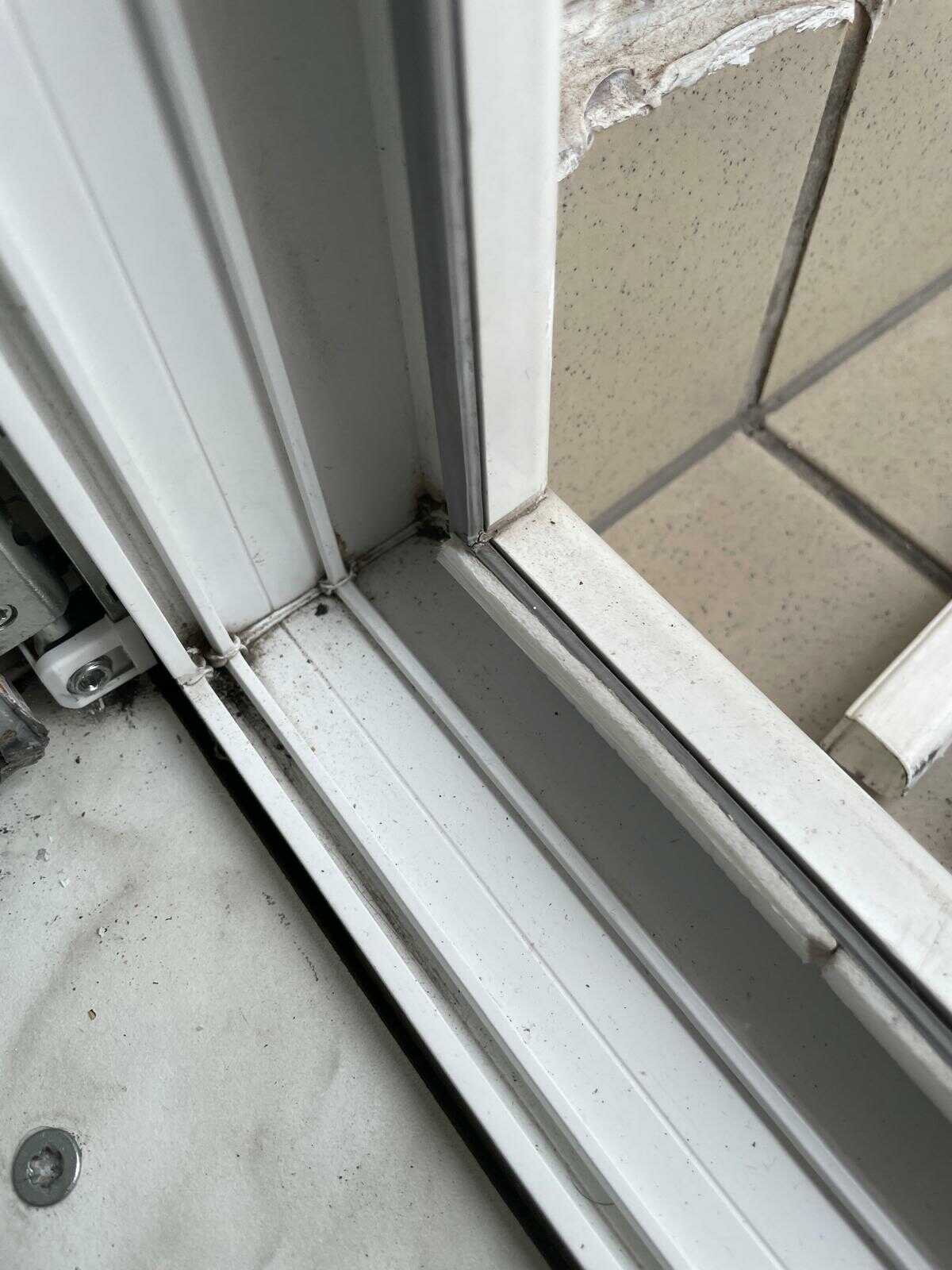 Detail na nalepené dodatečné těsnění a vlevo nový pant