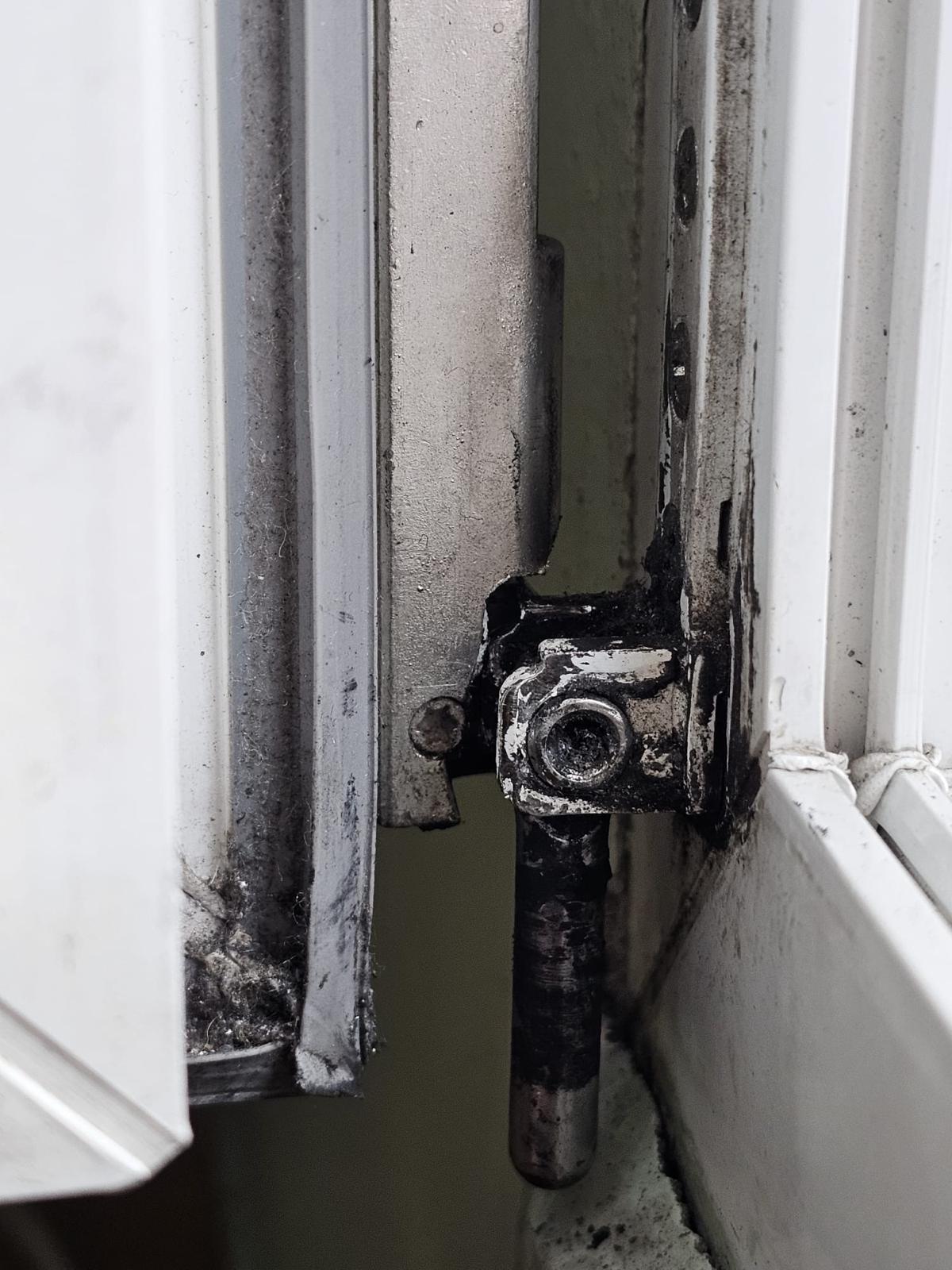 Prasklý pant u balkónových dveří - Oknotech Morava