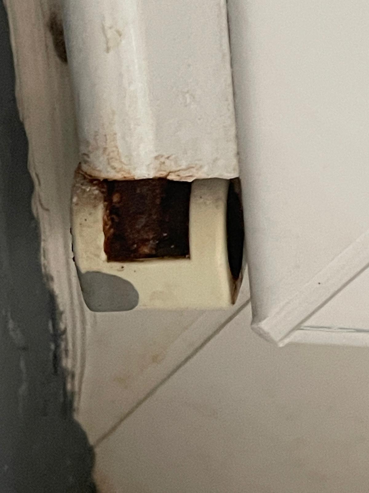Detail rezavého spodního ložiska - Oknotech Morava