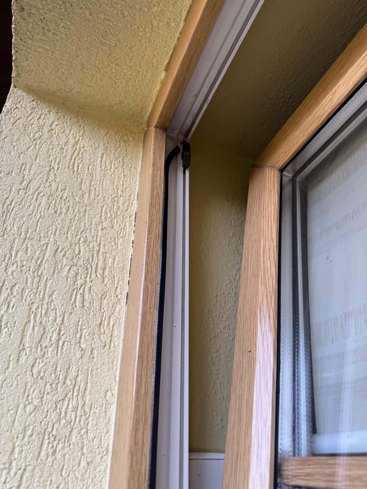 Samolepicí těsnění na plastová okna horní detail - Oknotech Morava