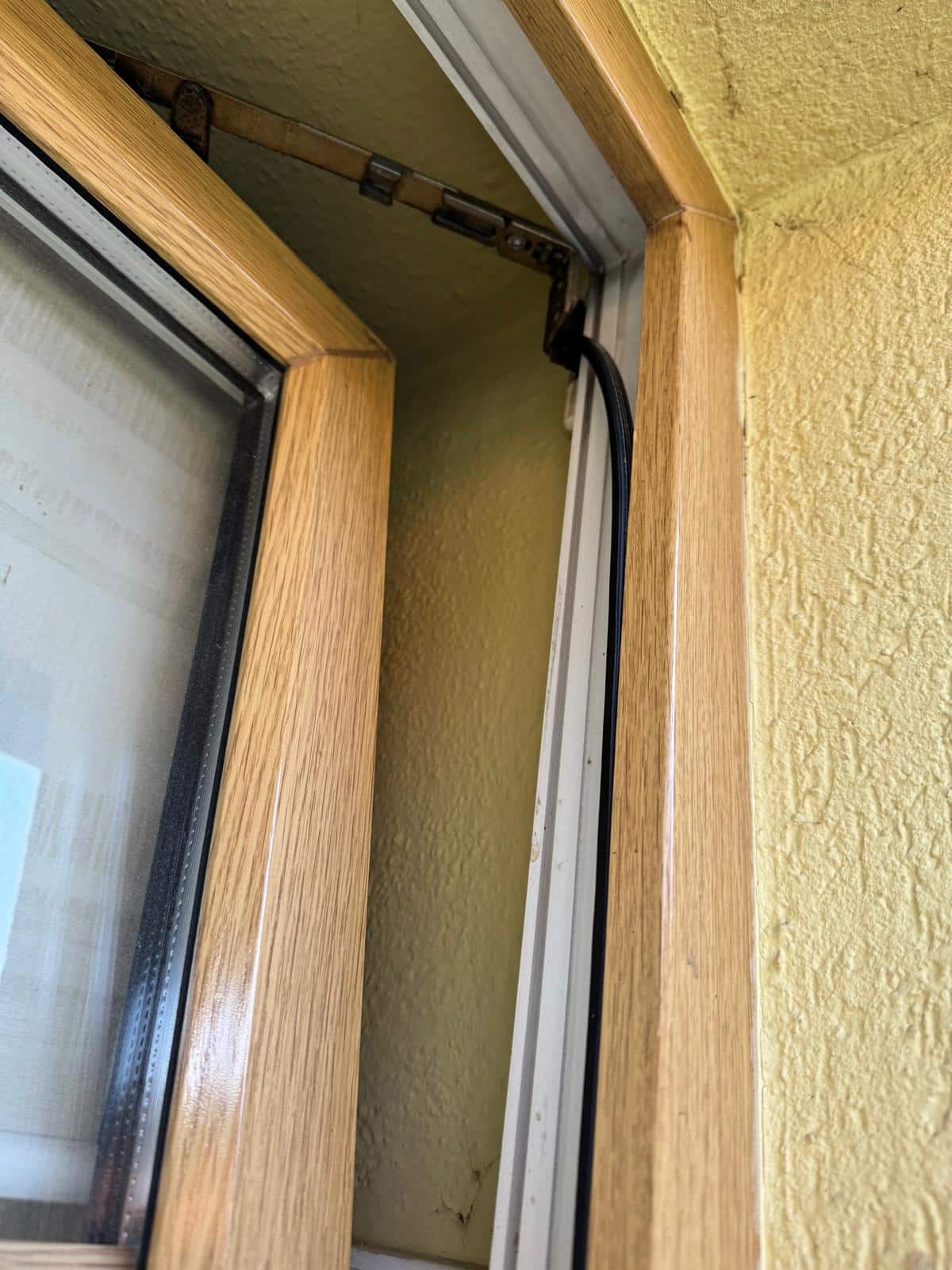 Samolepicí těsnění na plastová okna horní detail u nůžek Oknotech Morava