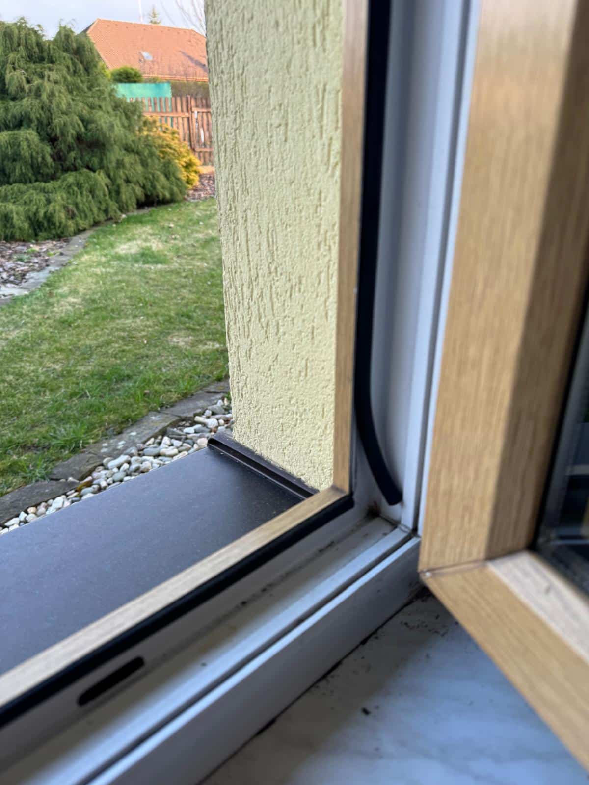 Samolepicí těsnění na plastová okna spodní detail - Oknotech Morava