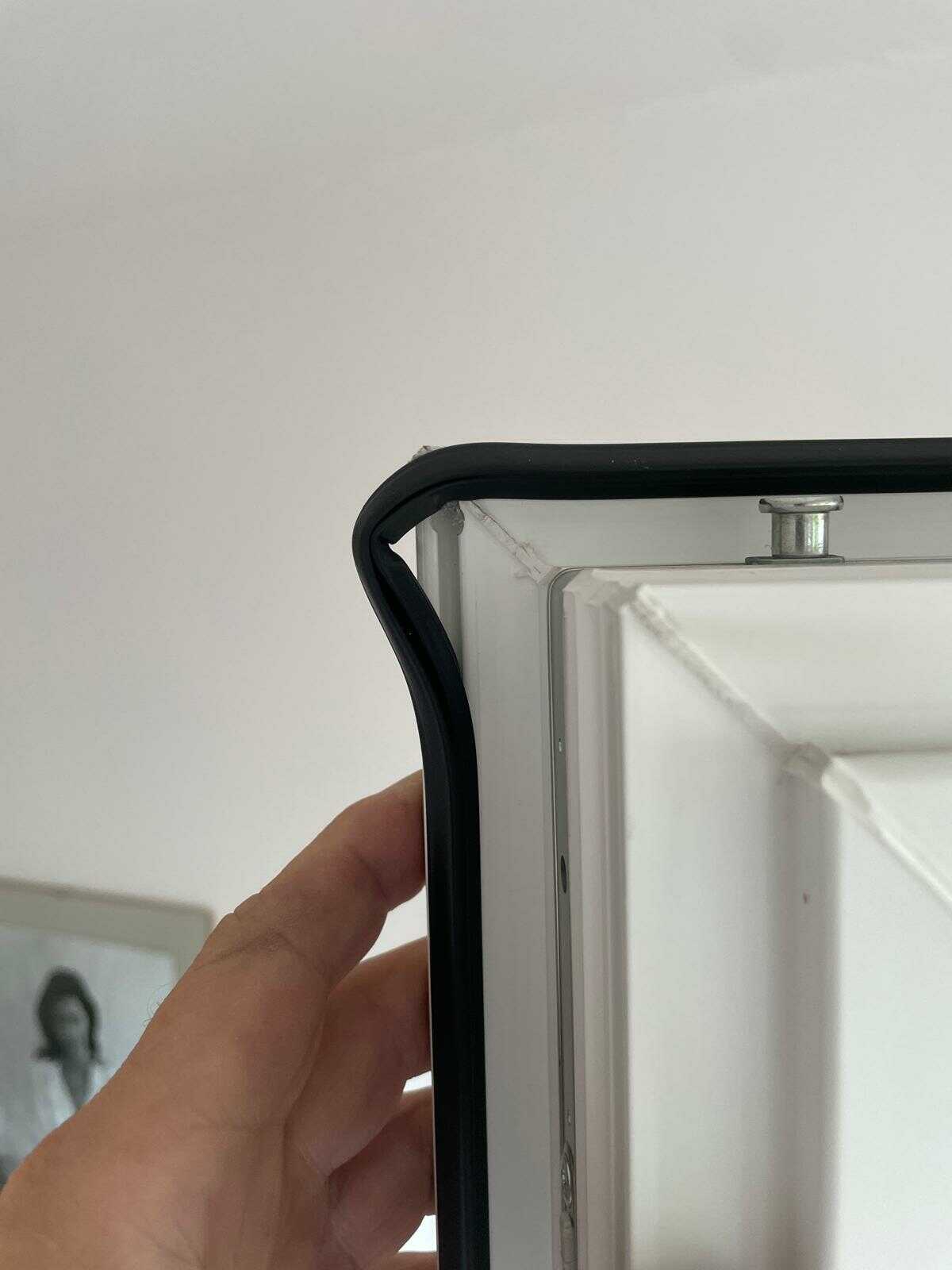 Těsnění nedrží správně v drážce okenního profilu křídla