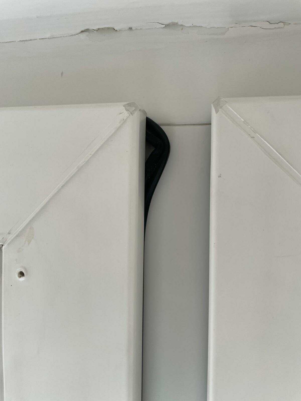 Těsnění nedrží správně v drážce okenního profilu